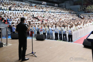 President Duterte swears in 2,633 newly elected barangay captains in Central Visayas