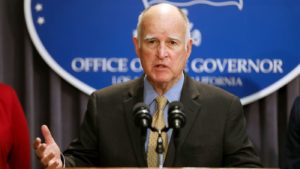 Gov. Brown signs sidewalk vending bill