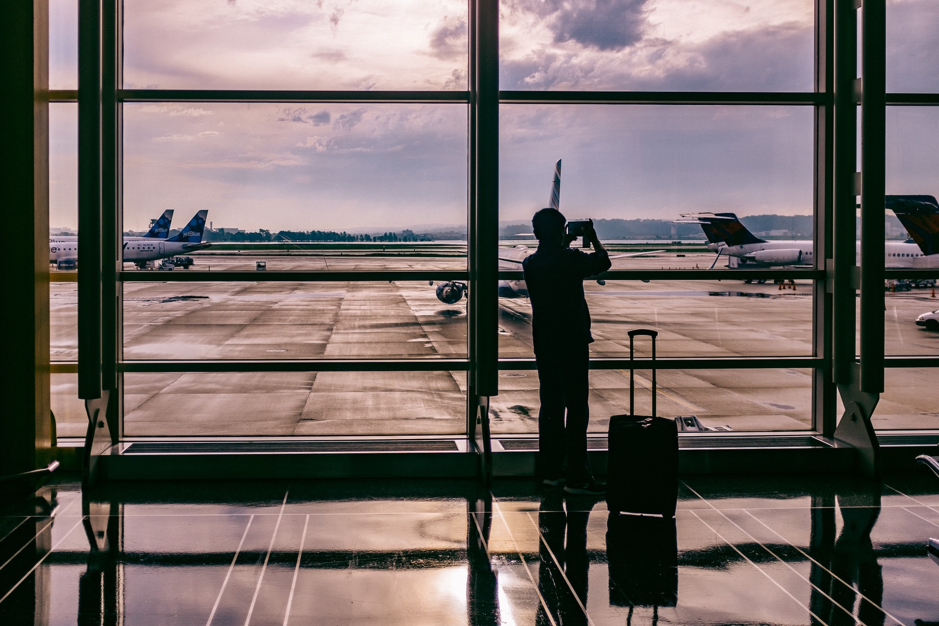 Should travelers cancel holiday flight plans? US tightens travel measures amid omicron