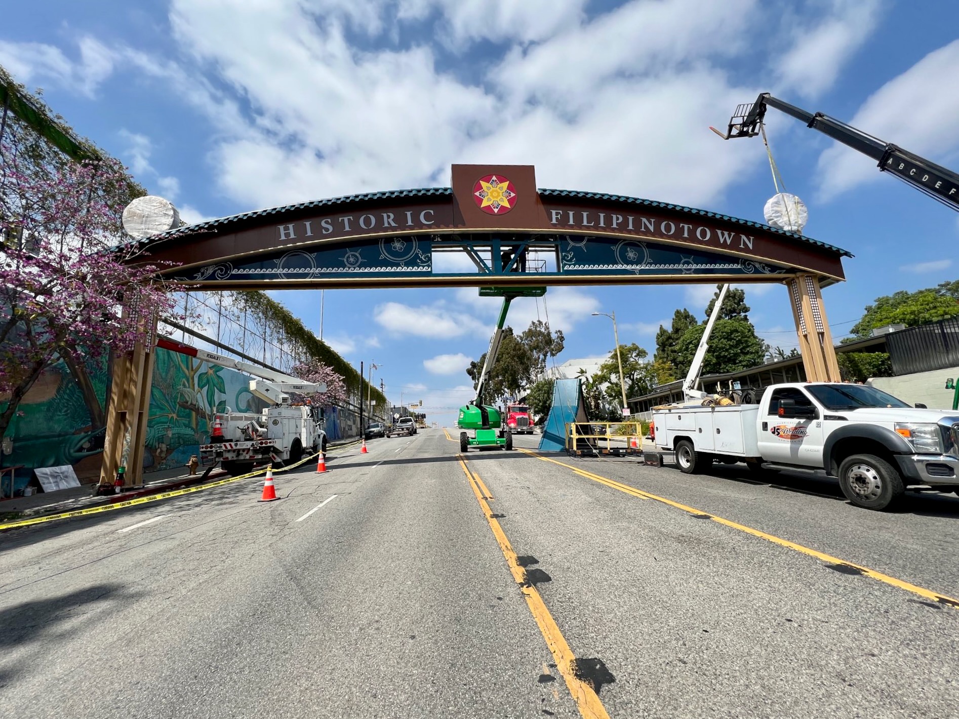 Las Vegas installs downtown Gateway Arches landmark - Los Angeles