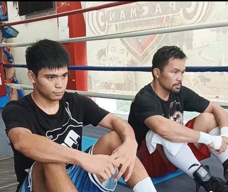 Eman Bacosa Pacquiao duduk di samping ayahnya Manny Pacquiao selama latihan di sasana tinju keluarga.